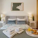 Сasa de vacaciones Stylish W/ Garage & Terrace By Hostwise