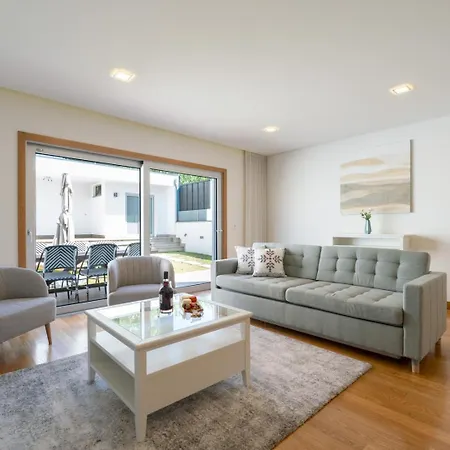 Hébergement de vacances Stylish W/ Garage & Terrace By Hostwise Senhora da Hora